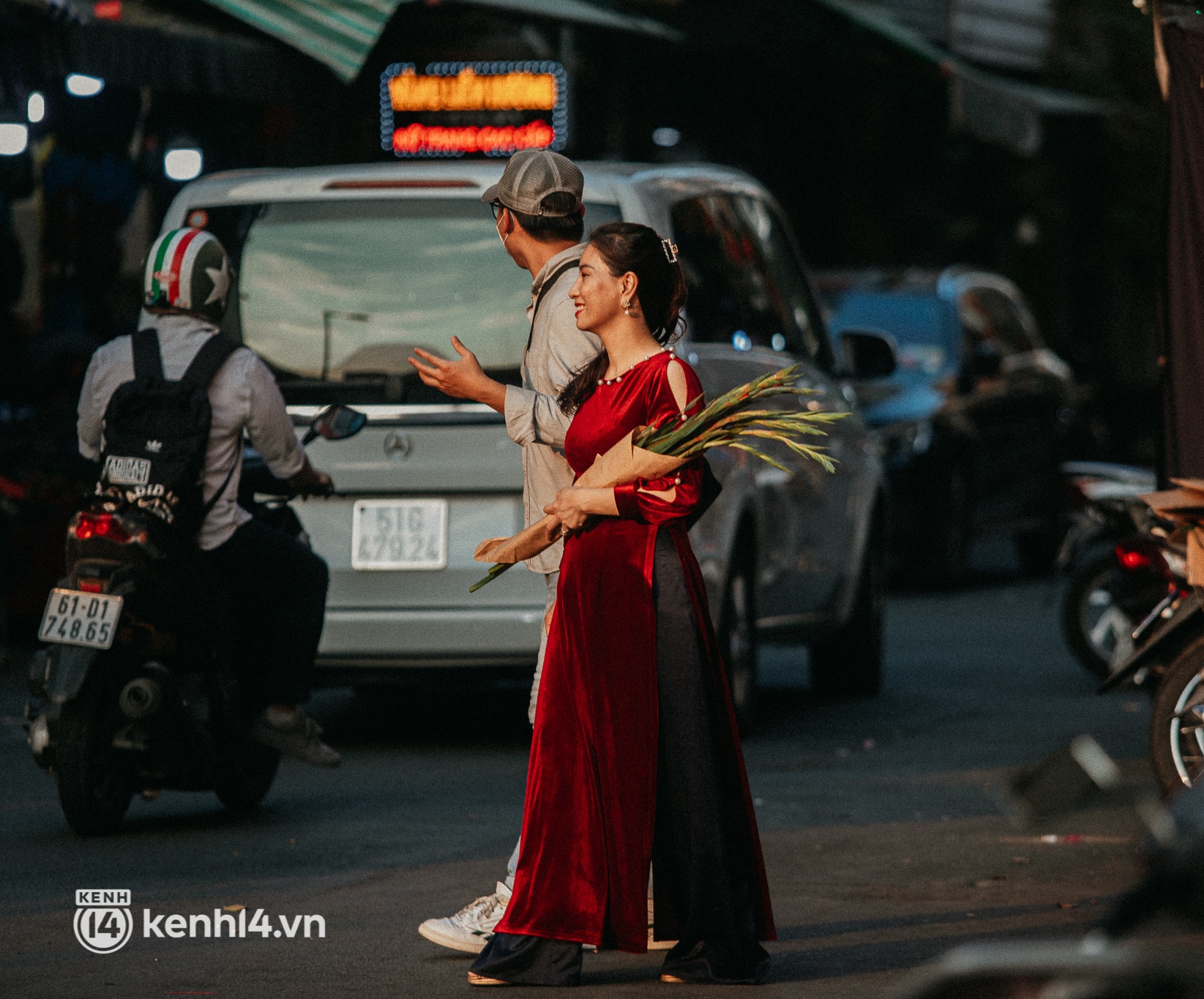 Clip: Loanh quanh Sài Gòn cuối năm, va phải những tiểu thơ diện áo dài, tay ôm bó lay ơn dễ cưng vô cùng! - Ảnh 13.