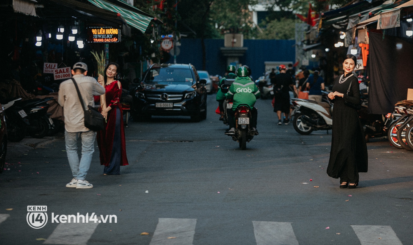 Clip: Loanh quanh Sài Gòn cuối năm, va phải những tiểu thơ diện áo dài, tay ôm bó lay ơn dễ cưng vô cùng! - Ảnh 15.