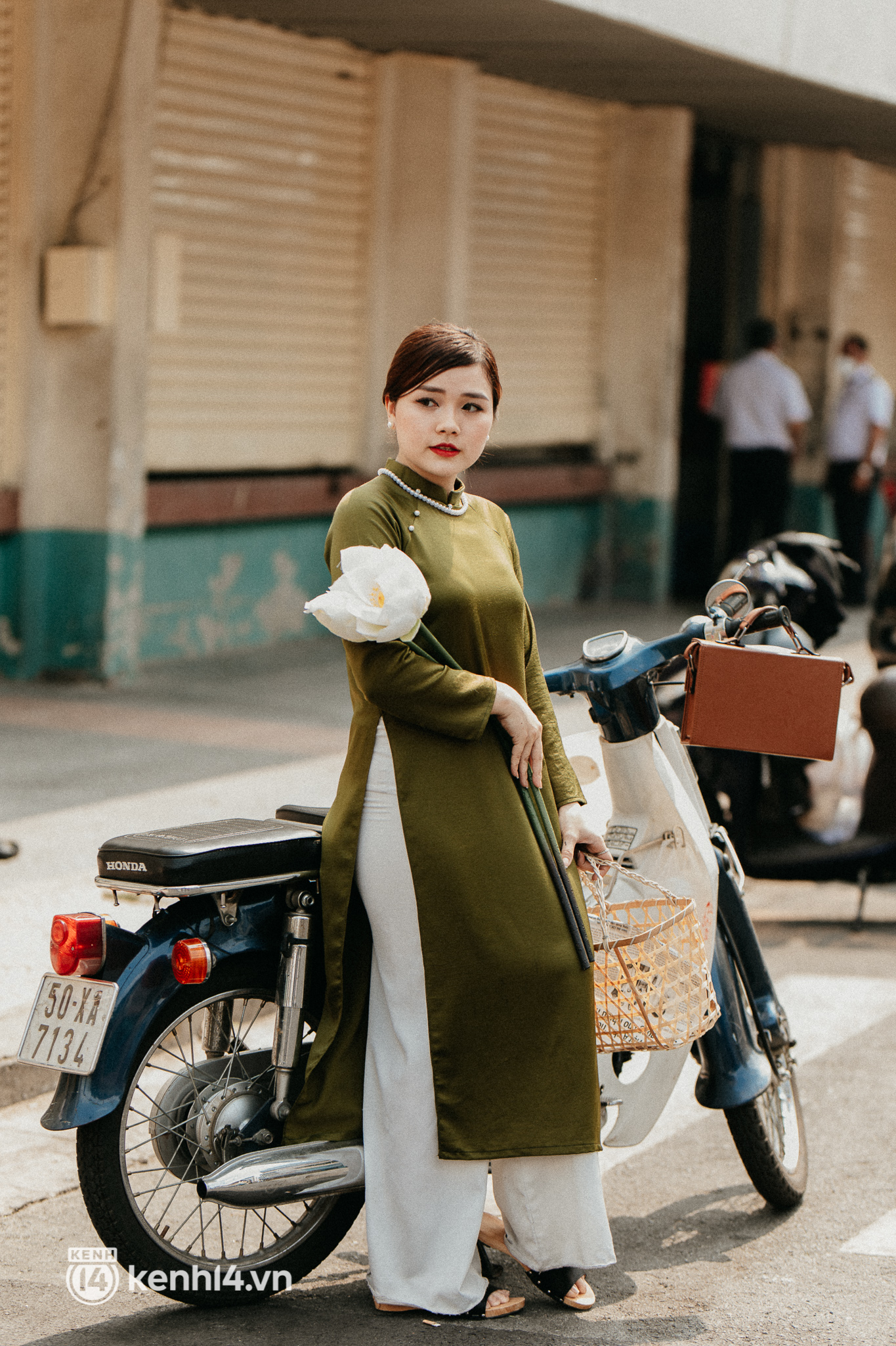 Clip: Loanh quanh Sài Gòn cuối năm, va phải những tiểu thơ diện áo dài, tay ôm bó lay ơn dễ cưng vô cùng! - Ảnh 10.