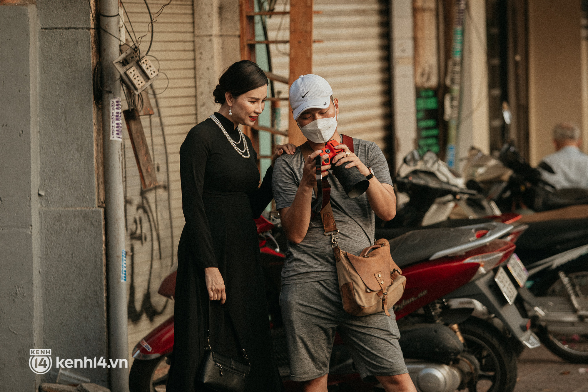 Clip: Loanh quanh Sài Gòn cuối năm, va phải những tiểu thơ diện áo dài, tay ôm bó lay ơn dễ cưng vô cùng! - Ảnh 14.