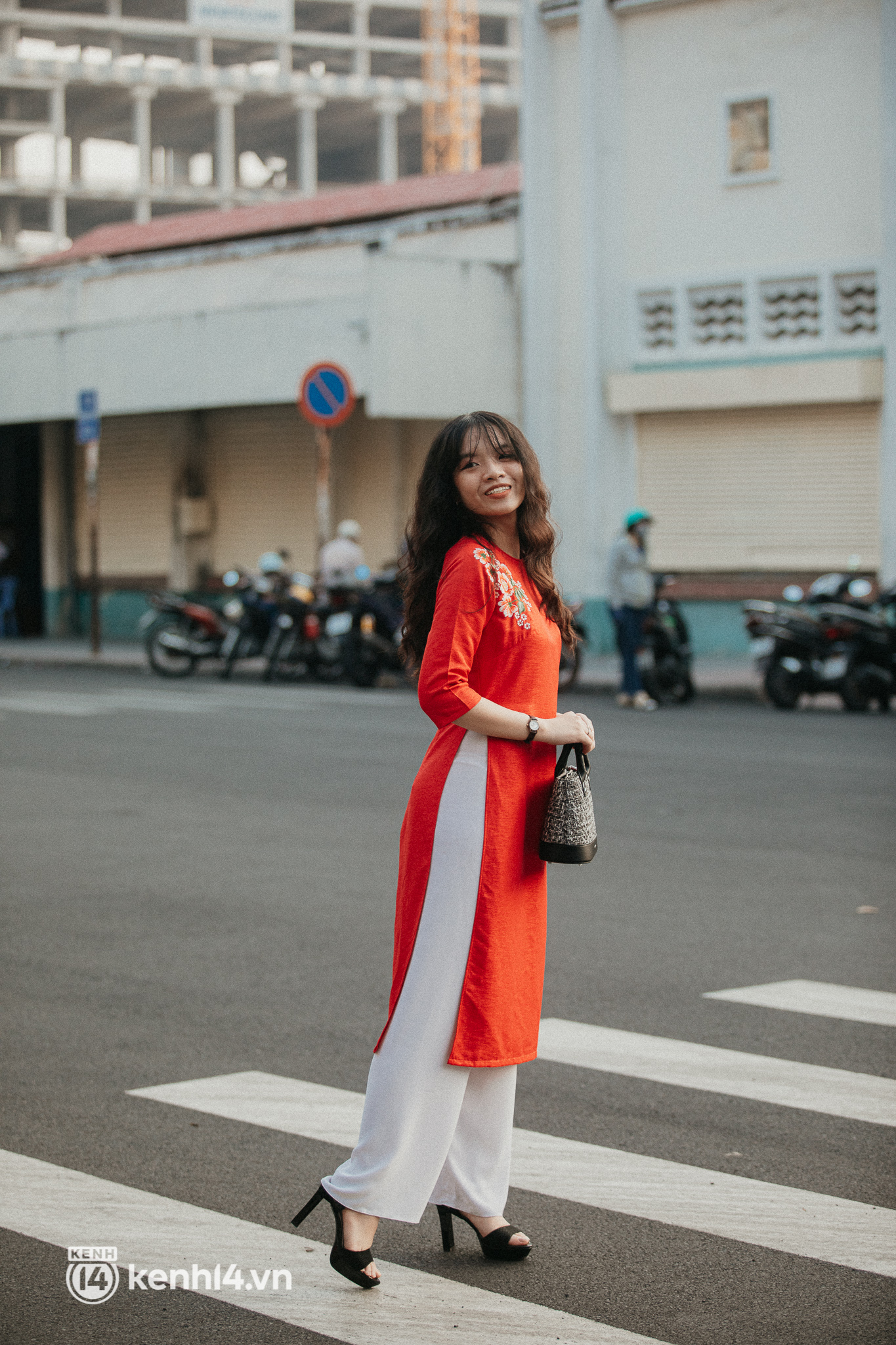 Clip: Loanh quanh Sài Gòn cuối năm, va phải những tiểu thơ diện áo dài, tay ôm bó lay ơn dễ cưng vô cùng! - Ảnh 12.