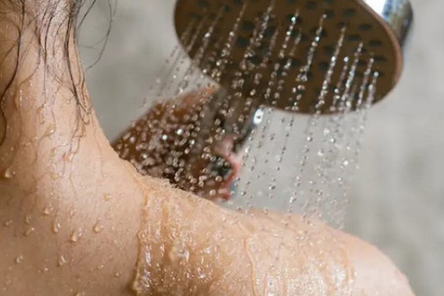 4 thói quen tắm đang từ từ rút ngắn tuổi thọ của bạn, nếu thường xuyên thực hiện thì nên bỏ sớm - Ảnh 1.