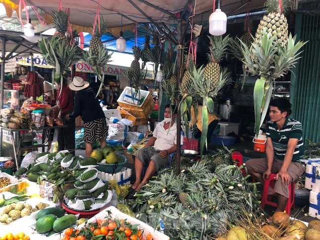 Trái cây ngũ quả giá chát ngày cuối năm, khách hàng chẳng dám mua nhiều - Ảnh 2.