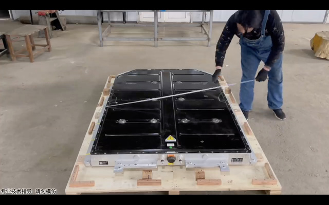 10,000mAh l&agrave; xưa rồi, người đ&agrave;n &ocirc;ng n&agrave;y tự chế pin dự ph&ograve;ng 27 triệu mAh, cấp nguồn được cho cả TV v&agrave; m&aacute;y giặt - Ảnh 2.