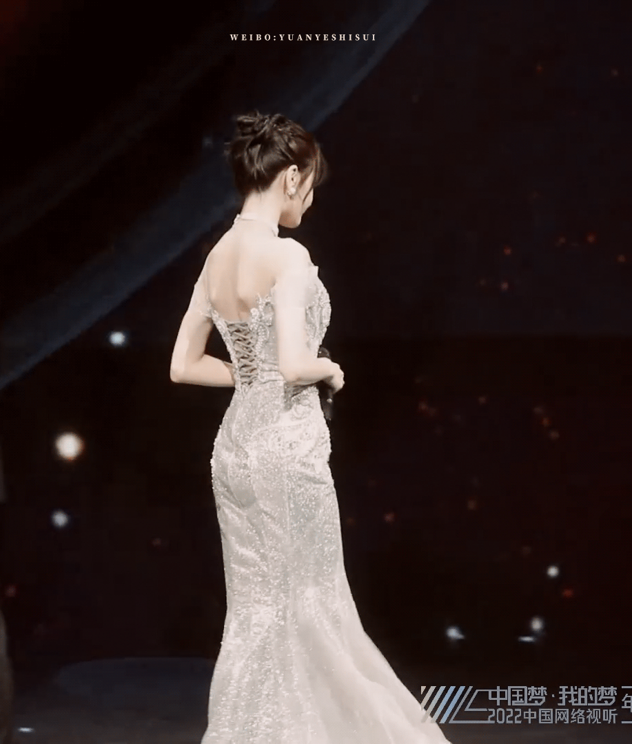 M&agrave;n b&ugrave;ng nổ visual g&acirc;y sốt Weibo: Địch Lệ Nhiệt Ba y&ecirc;u kiều, e lệ b&ecirc;n Dương Dương nhưng v&ograve;ng 3 căng đầy chiếm trọn spotlight - Ảnh 6.