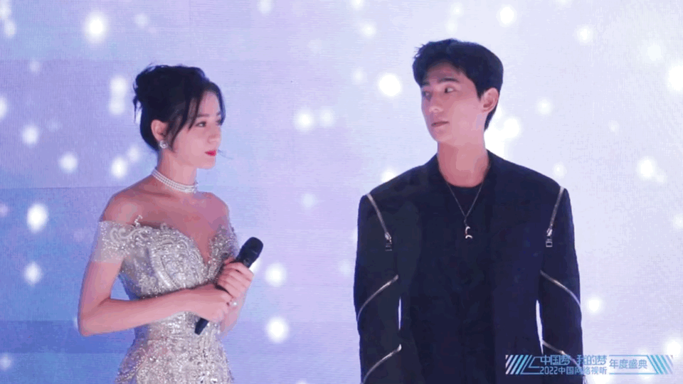 M&agrave;n b&ugrave;ng nổ visual g&acirc;y sốt Weibo: Địch Lệ Nhiệt Ba y&ecirc;u kiều, e lệ b&ecirc;n Dương Dương nhưng v&ograve;ng 3 căng đầy chiếm trọn spotlight - Ảnh 5.