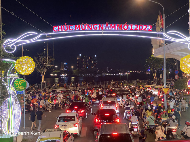 Tối 29 Tết: Người dân Hà Nội và Sài Gòn đổ về khu vực trung tâm, đếm ngược chào đón năm mới Nhâm Dần - Ảnh 1.