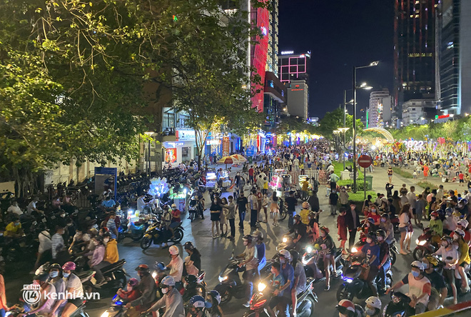 Tối 29 Tết: Người dân Hà Nội và Sài Gòn đổ về khu vực trung tâm, đếm ngược chào đón năm mới Nhâm Dần - Ảnh 2.