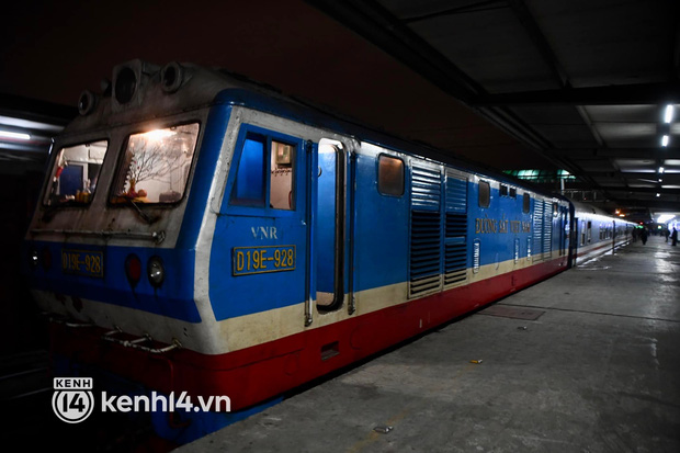 Tối 29 Tết: Người dân Hà Nội và Sài Gòn đổ về khu vực trung tâm, đếm ngược chào đón năm mới Nhâm Dần - Ảnh 1.