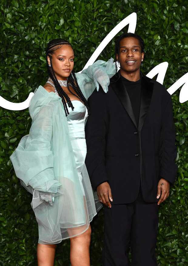 Chấn động đêm Giao thừa: Rihanna chính thức công khai bụng bầu vượt mặt với bạn trai rapper giữa phố, nhìn tưởng fashion show! - Ảnh 7.