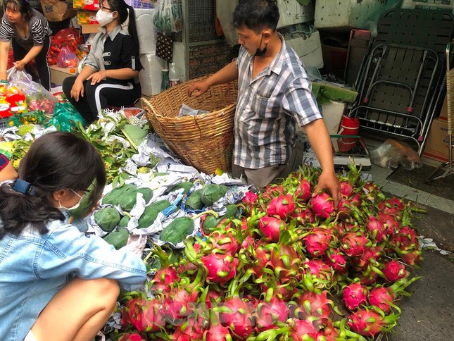 Trái cây ngũ quả giá chát ngày cuối năm, khách hàng chẳng dám mua nhiều - Ảnh 12.