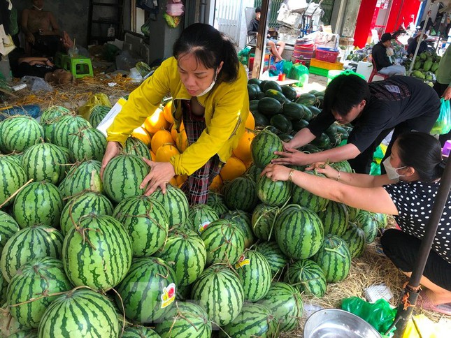 Trái cây ngũ quả giá chát ngày cuối năm, khách hàng chẳng dám mua nhiều - Ảnh 13.