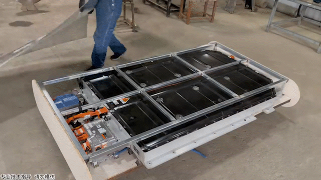 10,000mAh l&agrave; xưa rồi, người đ&agrave;n &ocirc;ng n&agrave;y tự chế pin dự ph&ograve;ng 27 triệu mAh, cấp nguồn được cho cả TV v&agrave; m&aacute;y giặt - Ảnh 3.