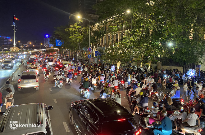 Tối 29 Tết: Người dân Hà Nội và Sài Gòn đổ về khu vực trung tâm, đếm ngược chào đón năm mới Nhâm Dần - Ảnh 3.