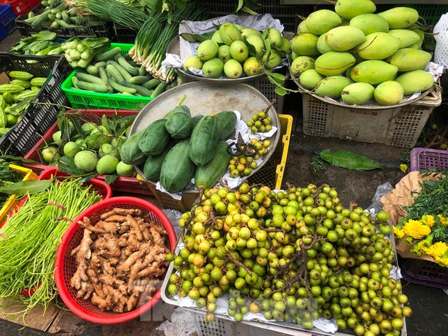 Trái cây ngũ quả giá chát ngày cuối năm, khách hàng chẳng dám mua nhiều - Ảnh 4.