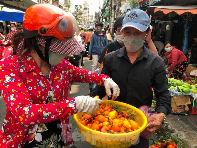 Trái cây ngũ quả giá chát ngày cuối năm, khách hàng chẳng dám mua nhiều - Ảnh 6.