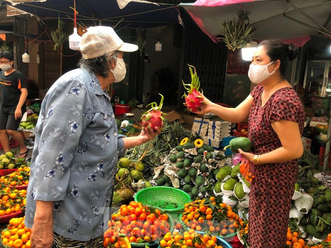 Trái cây ngũ quả giá chát ngày cuối năm, khách hàng chẳng dám mua nhiều - Ảnh 7.