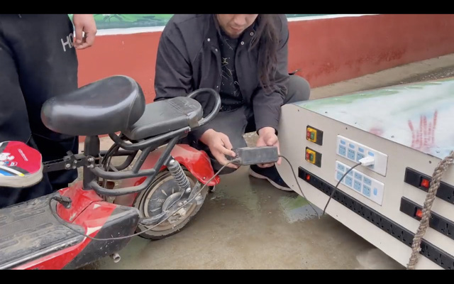 10,000mAh l&agrave; xưa rồi, người đ&agrave;n &ocirc;ng n&agrave;y tự chế pin dự ph&ograve;ng 27 triệu mAh, cấp nguồn được cho cả TV v&agrave; m&aacute;y giặt - Ảnh 7.