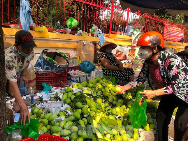 Trái cây ngũ quả giá chát ngày cuối năm, khách hàng chẳng dám mua nhiều - Ảnh 9.