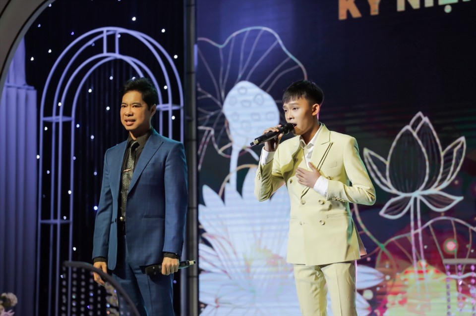Hồ Văn Cường của hiện tại: Được Ngọc Sơn tháp tùng đi diễn bằng xế xịn, ngoại hình ra sao hậu thông tin bị suy dinh dưỡng? - Ảnh 3. Hồ Văn Cường của hiện tại: Được Ngọc Sơn tháp tùng đi diễn bằng xế xịn, ngoại hình ra sao hậu thông tin bị suy dinh dưỡng? - Ảnh 3.