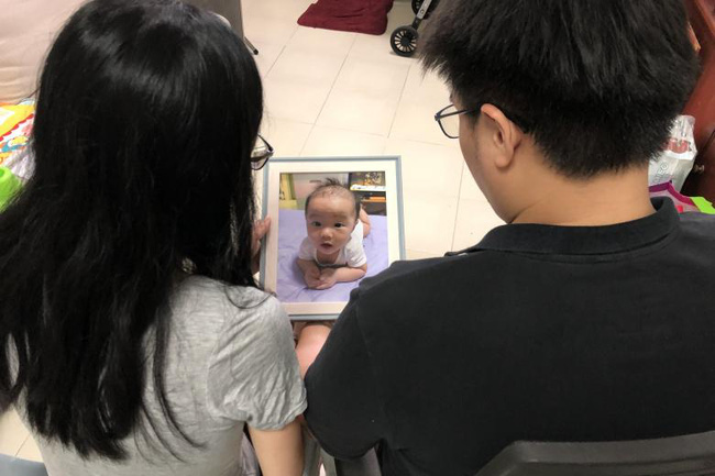 R&uacute;ng động: Chấp nhận chi 20 triệu đồng/th&aacute;ng gửi gắm con trai 6 th&aacute;ng tuổi cho bảo mẫu, bố mẹ cay đắng nhận về x&aacute;c con lạnh ngắt - Ảnh 3.