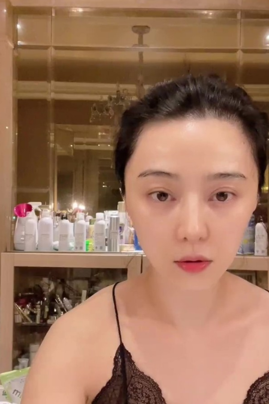 Mặc v&aacute;y ngủ 2 d&acirc;y mỏng tang, Phạm Băng Băng g&acirc;y sốt to&agrave;n c&otilde;i mạng với mặt mộc kh&oacute; tin ở tuổi 40 c&ugrave;ng l&agrave;n da trắng bật t&ocirc;ng - Ảnh 2.