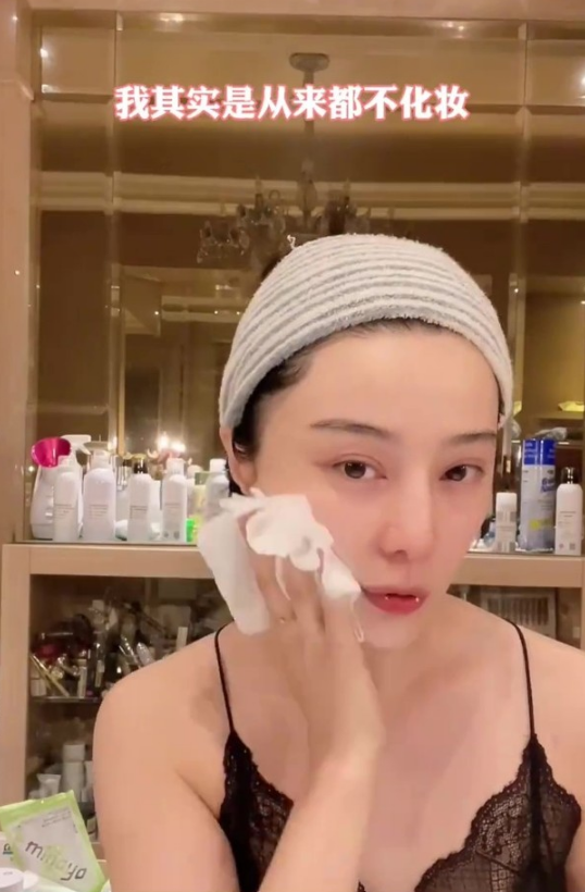Mặc v&aacute;y ngủ 2 d&acirc;y mỏng tang, Phạm Băng Băng g&acirc;y sốt to&agrave;n c&otilde;i mạng với mặt mộc kh&oacute; tin ở tuổi 40 c&ugrave;ng l&agrave;n da trắng bật t&ocirc;ng - Ảnh 3.