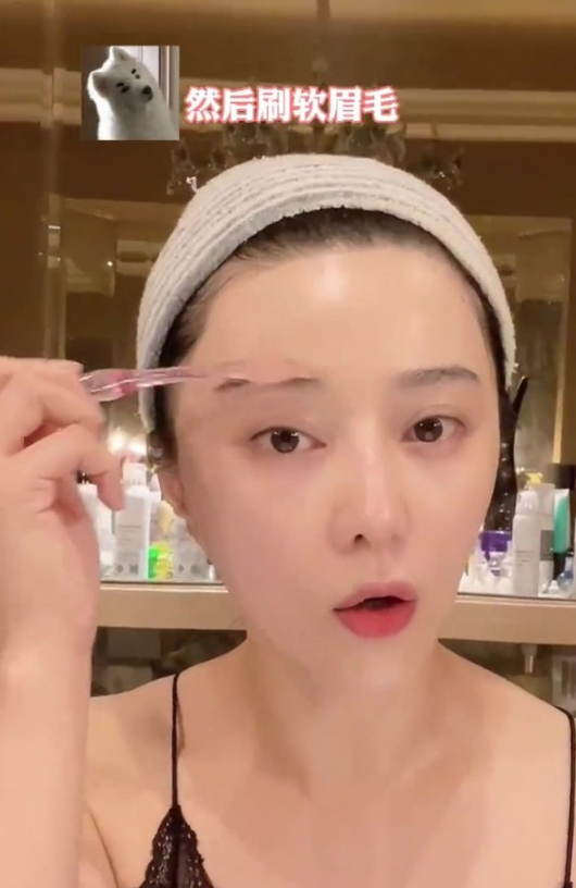Mặc v&aacute;y ngủ 2 d&acirc;y mỏng tang, Phạm Băng Băng g&acirc;y sốt to&agrave;n c&otilde;i mạng với mặt mộc kh&oacute; tin ở tuổi 40 c&ugrave;ng l&agrave;n da trắng bật t&ocirc;ng - Ảnh 4.