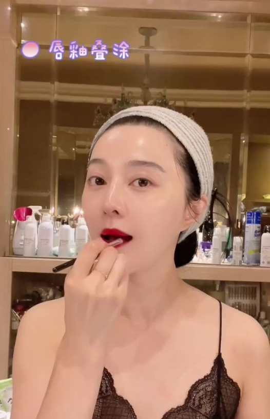 Mặc v&aacute;y ngủ 2 d&acirc;y mỏng tang, Phạm Băng Băng g&acirc;y sốt to&agrave;n c&otilde;i mạng với mặt mộc kh&oacute; tin ở tuổi 40 c&ugrave;ng l&agrave;n da trắng bật t&ocirc;ng - Ảnh 5.