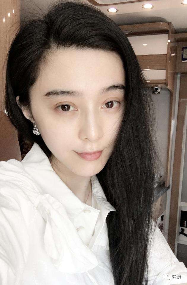 Mặc v&aacute;y ngủ 2 d&acirc;y mỏng tang, Phạm Băng Băng g&acirc;y sốt to&agrave;n c&otilde;i mạng với mặt mộc kh&oacute; tin ở tuổi 40 c&ugrave;ng l&agrave;n da trắng bật t&ocirc;ng - Ảnh 8.