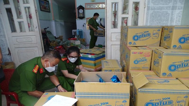 Triệt phá đường dây sản xuất hàng giả khủng, thu giữ hơn 10 tấn hàng hóa không rõ nguồn gốc - Ảnh 2.