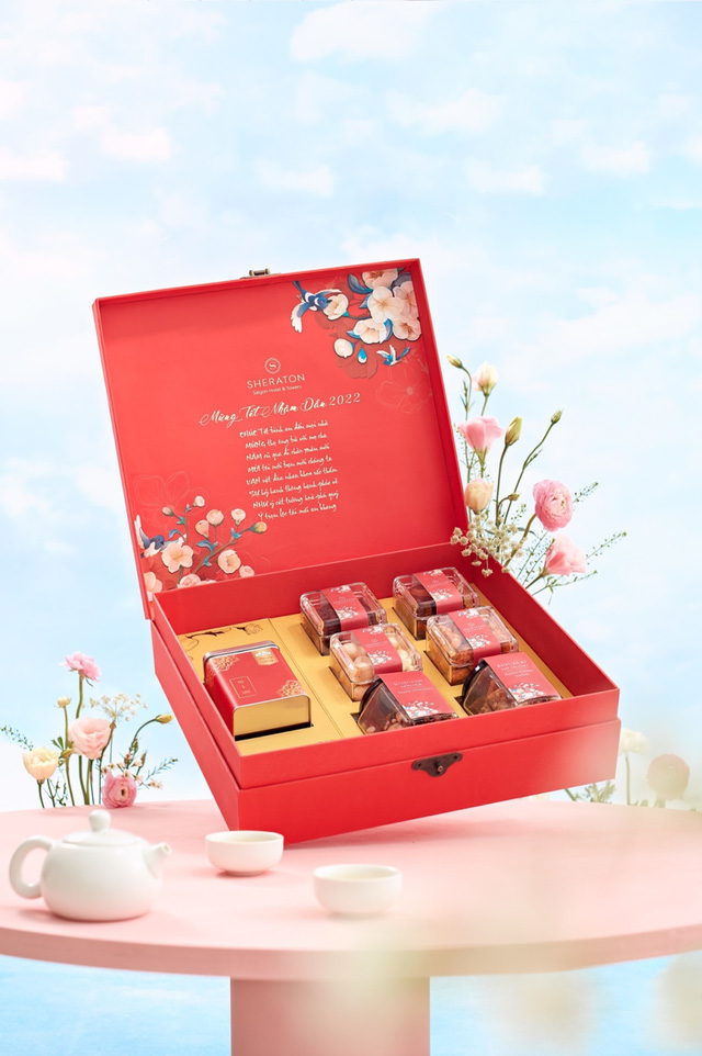 Loạt khách sạn 5 sao tung hộp quà Tết 2022 cực ấn tượng, giá đắt nhưng xắt ra miếng - Ảnh 2.