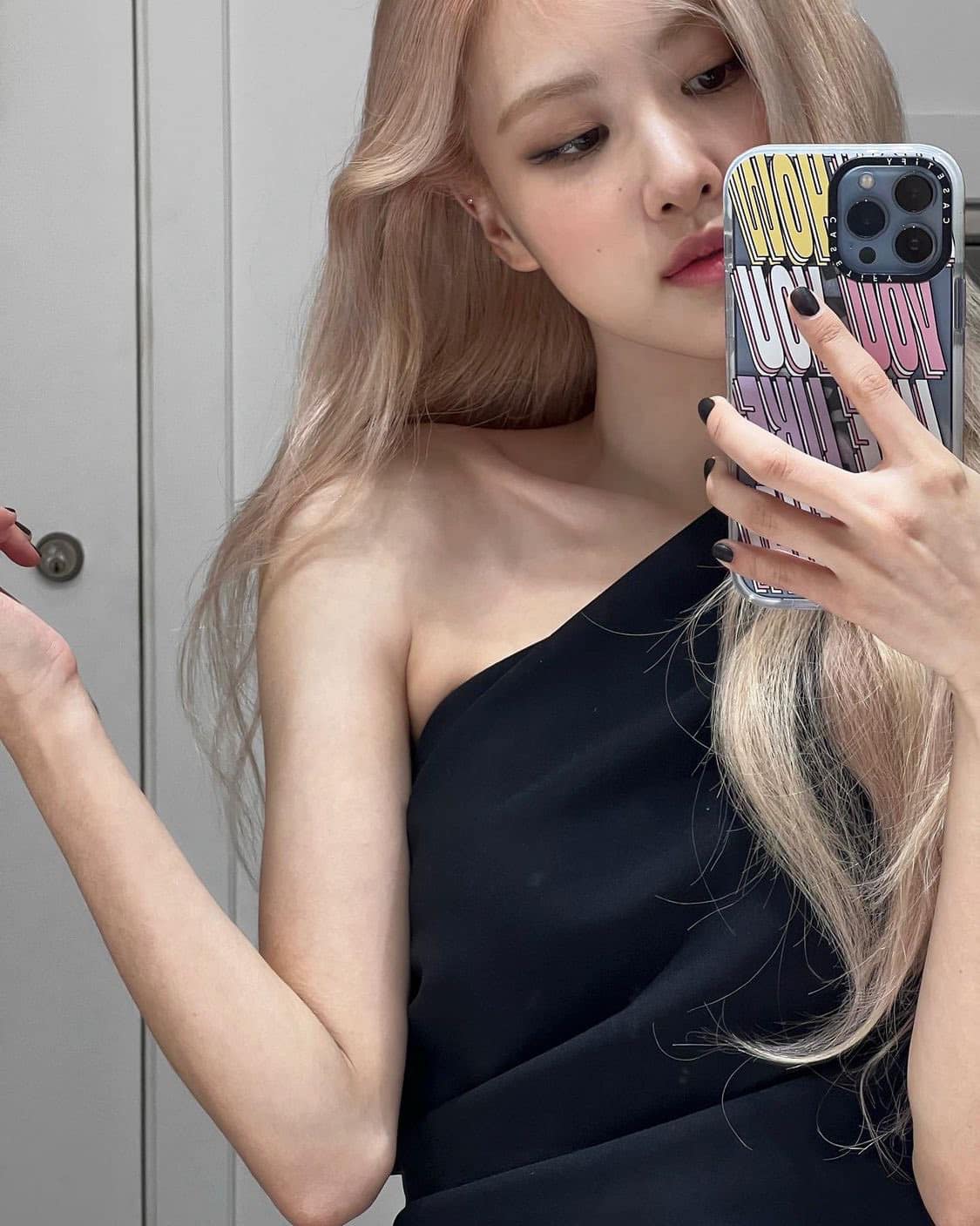 Soi mẫu ốp iPhone được Rosé (BLACKPINK) check-in, giá cao chót vót ...