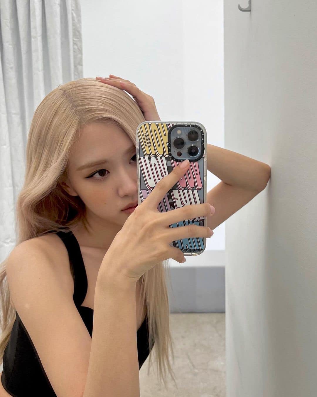 Soi mẫu ốp iPhone được Rosé (BLACKPINK) check-in, giá cao chót vót ...