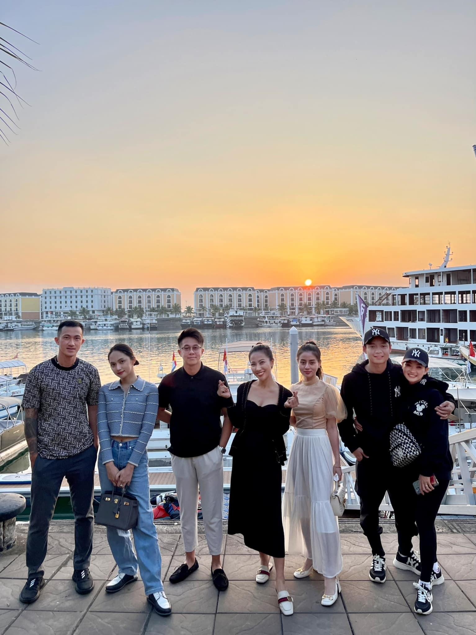 Hương Giang kẹp giữa bồ cũ và tình mới trên du thuyền, Matt Liu có 1 hành động tinh tế đánh dấu chủ quyền! - Ảnh 2. Hương Giang kẹp giữa bồ cũ và tình mới trên du thuyền, Matt Liu có 1 hành động tinh tế đánh dấu chủ quyền! - Ảnh 2.