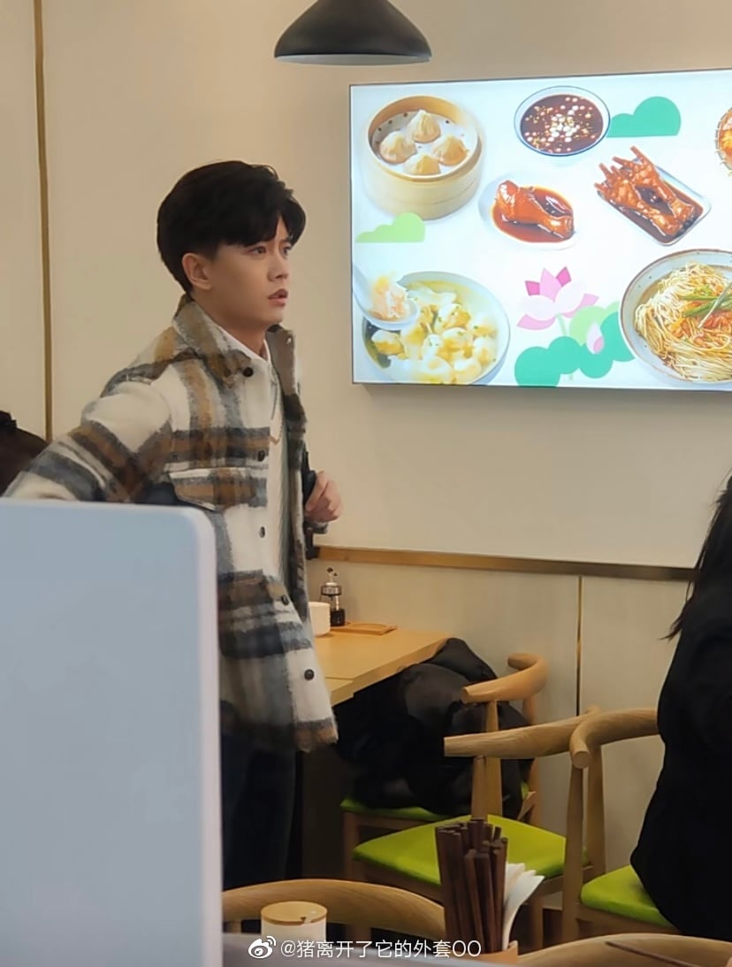 Hiếm khi Nhậm Gia Luân mặc đồ như con nhà nghèo ở phim mới, mặt hết quạu rồi nhưng suýt lộ nọng cằm kìa anh? - Ảnh 2. Hiếm khi Nhậm Gia Luân mặc đồ như con nhà nghèo ở phim mới, mặt hết quạu rồi nhưng suýt lộ nọng cằm kìa anh? - Ảnh 2.