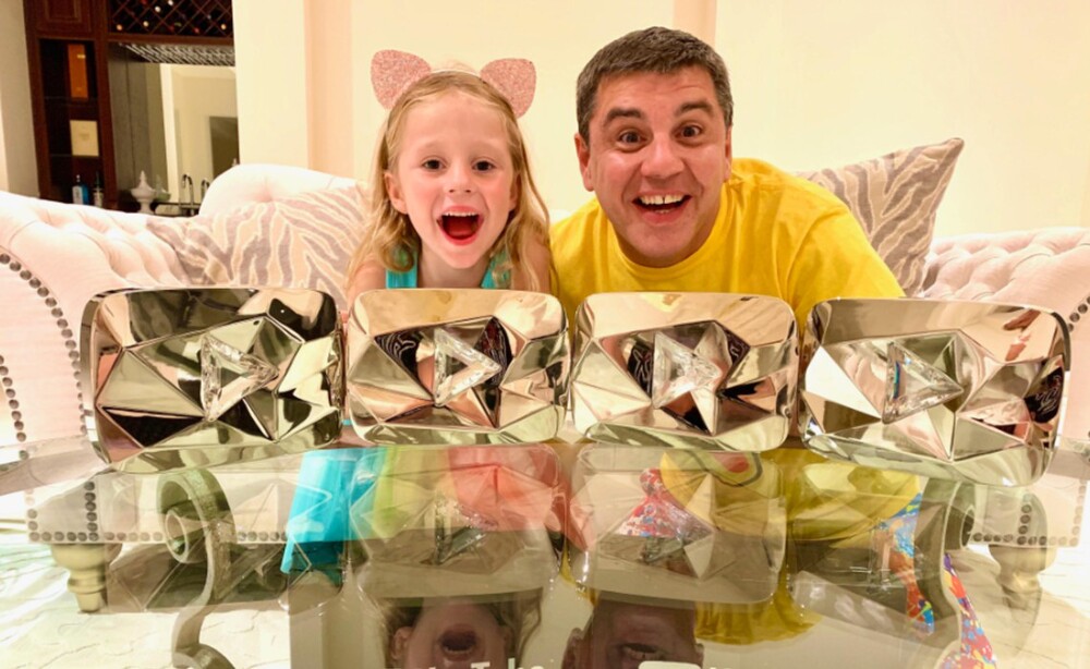 YouTuber vừa sở hữu nút Kim Cương tại Việt Nam thật ra là người đã có tận 8 nút Kim Cương trước đó? - Ảnh 1. YouTuber vừa sở hữu nút Kim Cương tại Việt Nam thật ra là người đã có tận 8 nút Kim Cương trước đó? - Ảnh 1.