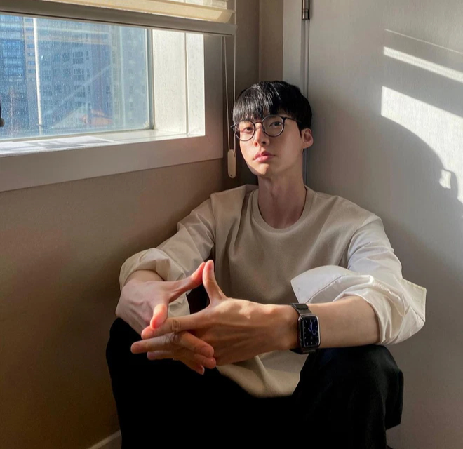 2 năm vụ ly hôn chấn động với Goo Hye Sun, Ahn Jae Hyun có màn lột xác ngoạn mục: 35 tuổi mà đâu tưởng sinh viên! - Ảnh 4. 2 năm vụ ly hôn chấn động với Goo Hye Sun, Ahn Jae Hyun có màn lột xác ngoạn mục: 35 tuổi mà đâu tưởng sinh viên! - Ảnh 4.