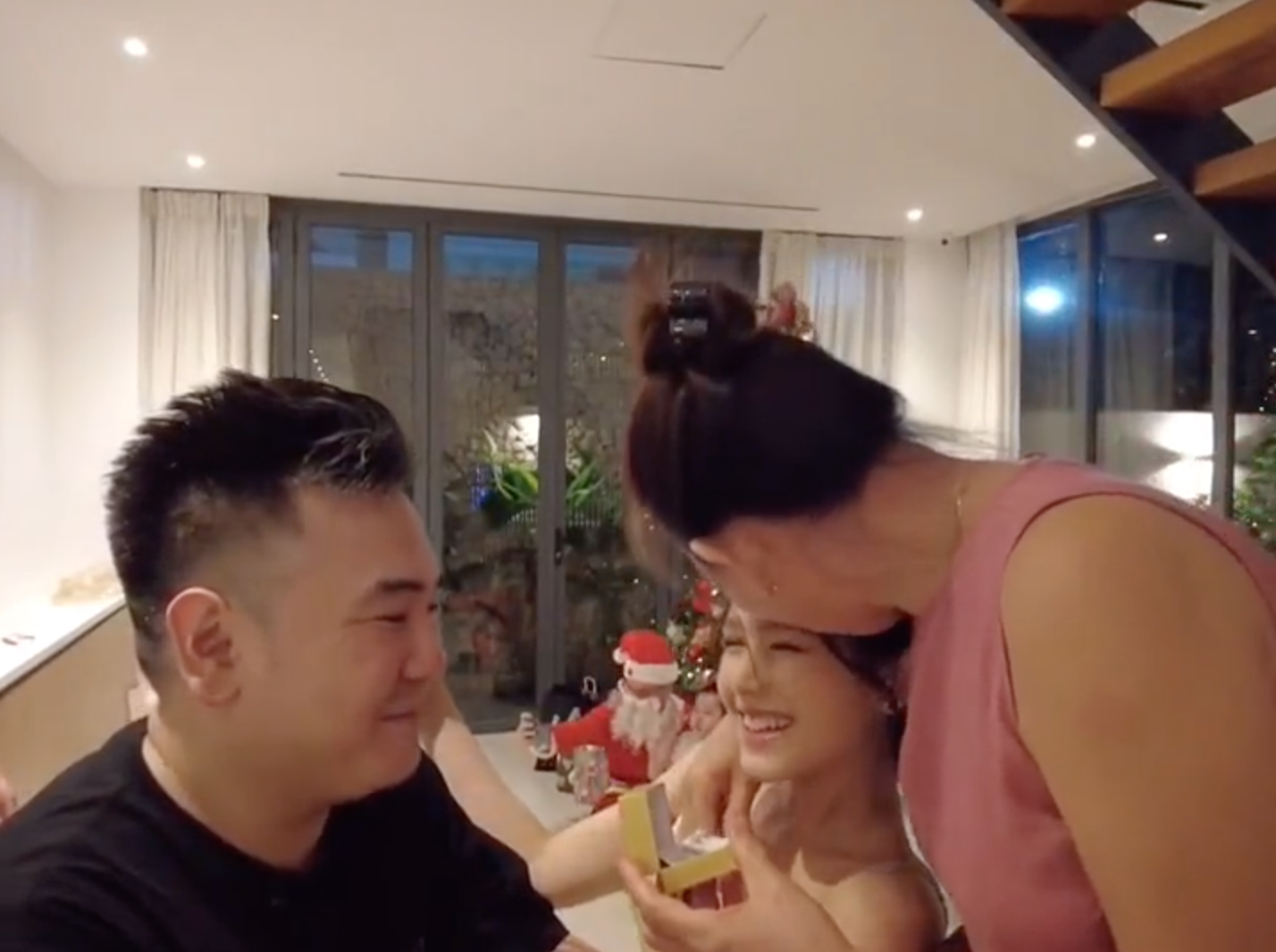 Mang kim cương về tặng mẹ chồng, Xoài Non lại khiến nhiều người đỏ mặt vì trang phục hở bạo - Ảnh 2. Mang kim cương về tặng mẹ chồng, Xoài Non lại khiến nhiều người đỏ mặt vì trang phục hở bạo - Ảnh 2.