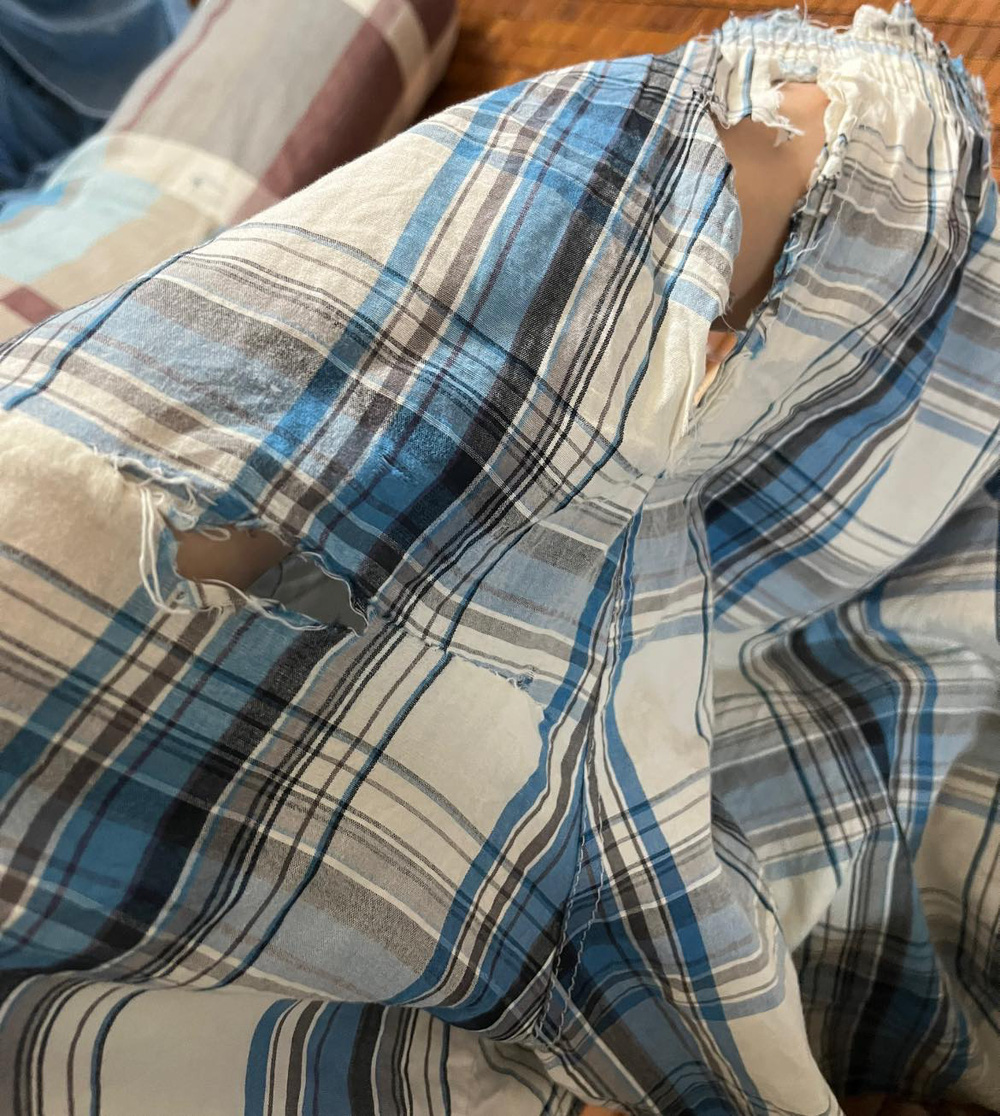 Cậu b&eacute; mặc chiếc quần r&aacute;ch tươm kh&ocirc;ng chịu thay, biết l&yacute; do ai cũng x&uacute;c động - Ảnh 1.