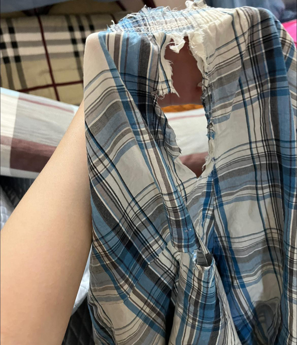 Cậu b&eacute; mặc chiếc quần r&aacute;ch tươm kh&ocirc;ng chịu thay, biết l&yacute; do ai cũng x&uacute;c động - Ảnh 2.