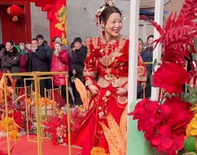 C&ocirc; d&acirc;u bị MC đuổi xuống s&acirc;n khấu v&igrave; chưa đến giờ l&agrave;m lễ, h&agrave;nh động gỡ qu&ecirc; sau đ&oacute; khiến quan vi&ecirc;n hai họ cười nghi&ecirc;ng ngả - Ảnh 2.