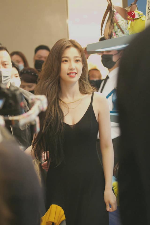 Không thể nhận ra Thánh lố phát cuồng vì Lisa Ngu Thư Hân: Visual xinh như tiên tử, vòng 1 căng đầy sexy bỏng mắt - Ảnh 6. Không thể nhận ra Thánh lố phát cuồng vì Lisa Ngu Thư Hân: Visual xinh như tiên tử, vòng 1 căng đầy sexy bỏng mắt - Ảnh 6.