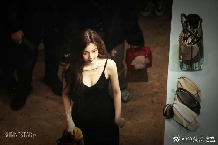 Không thể nhận ra Thánh lố phát cuồng vì Lisa Ngu Thư Hân: Visual xinh như tiên tử, vòng 1 căng đầy sexy bỏng mắt - Ảnh 8. Không thể nhận ra Thánh lố phát cuồng vì Lisa Ngu Thư Hân: Visual xinh như tiên tử, vòng 1 căng đầy sexy bỏng mắt - Ảnh 8.