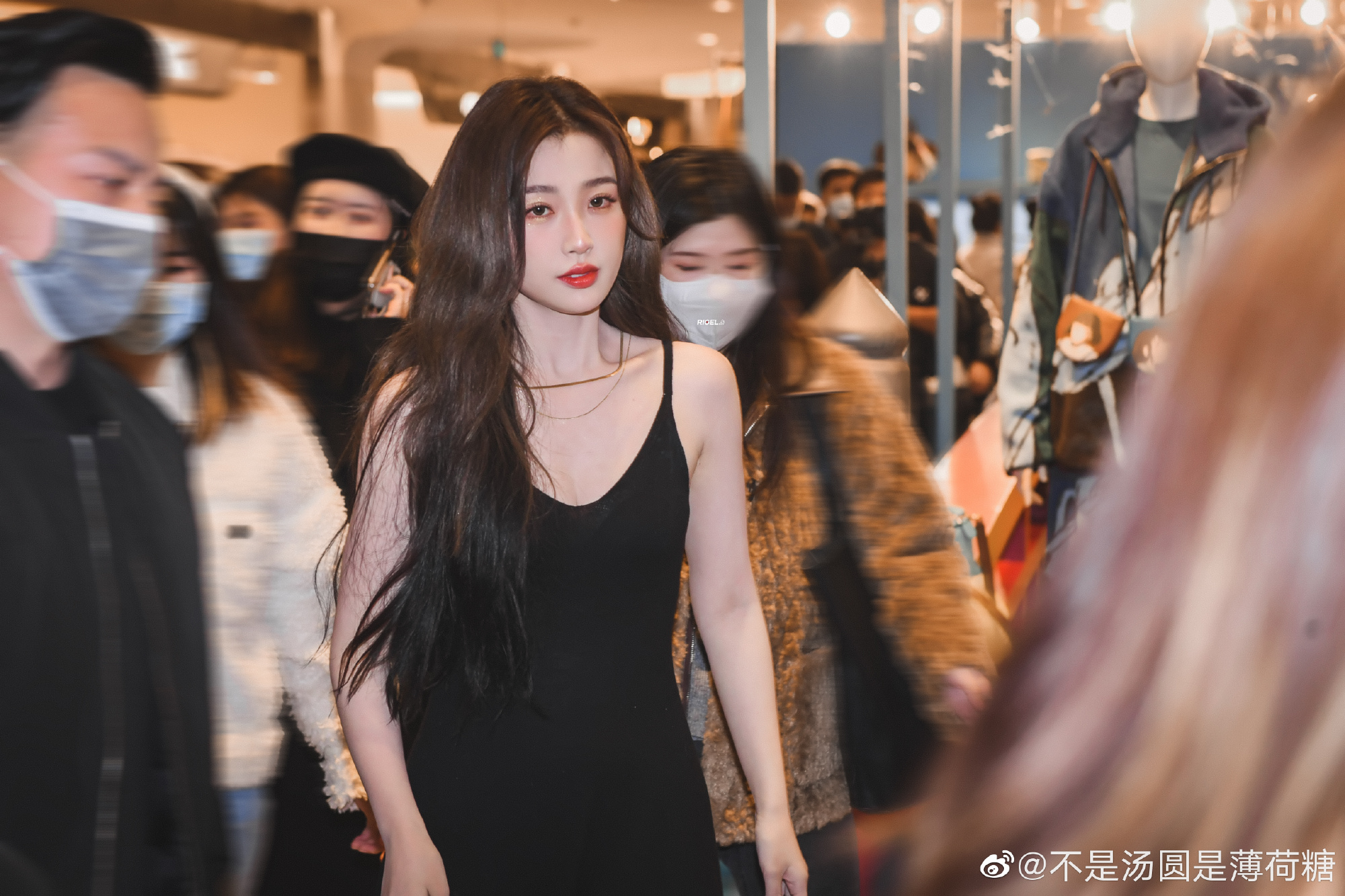 Không thể nhận ra Thánh lố phát cuồng vì Lisa Ngu Thư Hân: Visual xinh như tiên tử, vòng 1 căng đầy sexy bỏng mắt - Ảnh 4. Không thể nhận ra Thánh lố phát cuồng vì Lisa Ngu Thư Hân: Visual xinh như tiên tử, vòng 1 căng đầy sexy bỏng mắt - Ảnh 4.