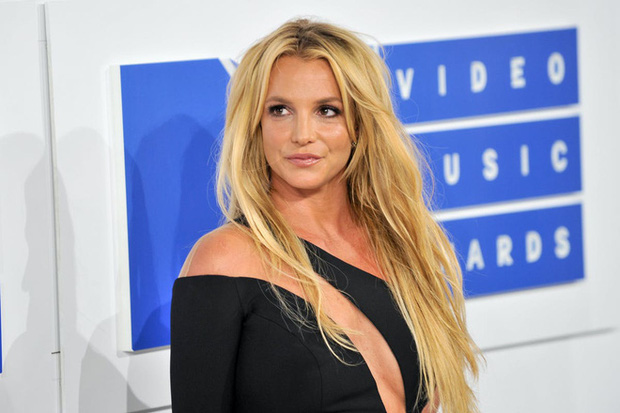 Khoe ảnh khoả thân gây xôn xao đã đành, Britney Spears lại khiến netizen lo lắng khi sử dụng chiếc iPhone từ đời Tống? - Ảnh 1.
