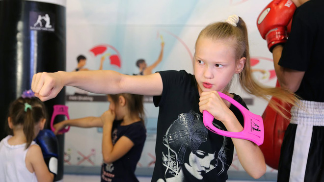 Clip: Cô bé mạnh nhất thế giới 8 tuổi lập kỷ lục võ thuật, 12 tuổi tay không đấm nát thân cây - Ảnh 5.