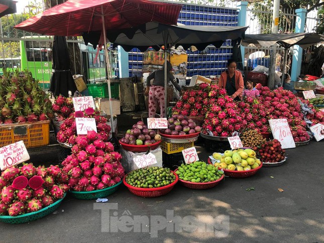 Thanh long siêu rẻ 5.000 đồng/kg tràn ngập vỉa hè ở TP.HCM - Ảnh 2.