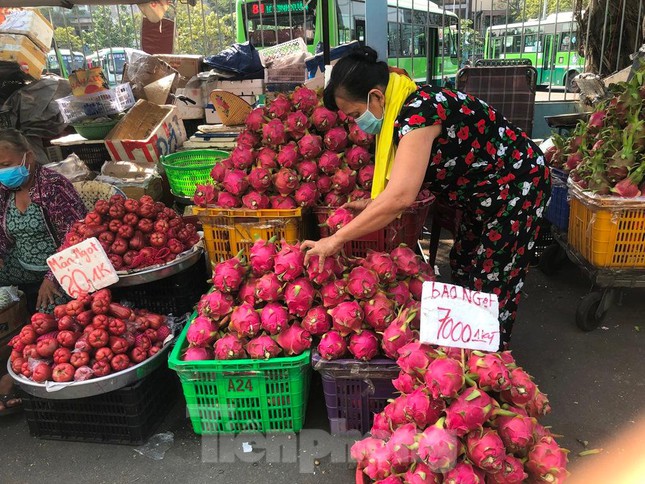 Thanh long siêu rẻ 5.000 đồng/kg tràn ngập vỉa hè ở TP.HCM - Ảnh 3.