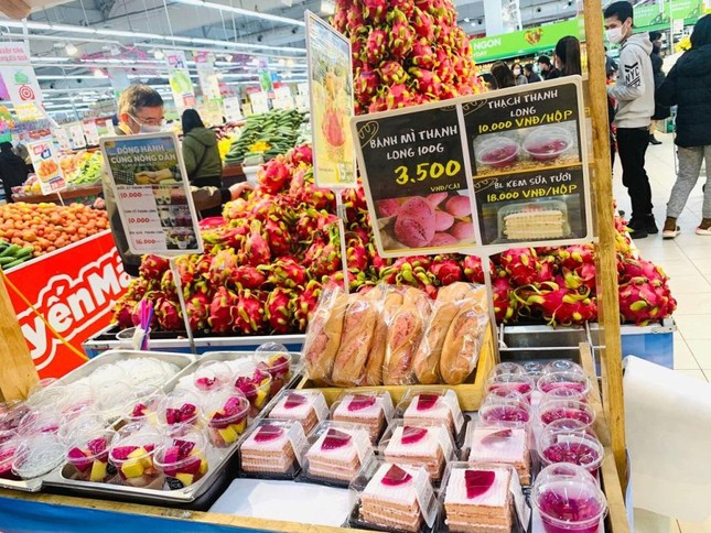Thanh long siêu rẻ 5.000 đồng/kg tràn ngập vỉa hè ở TP.HCM - Ảnh 5.